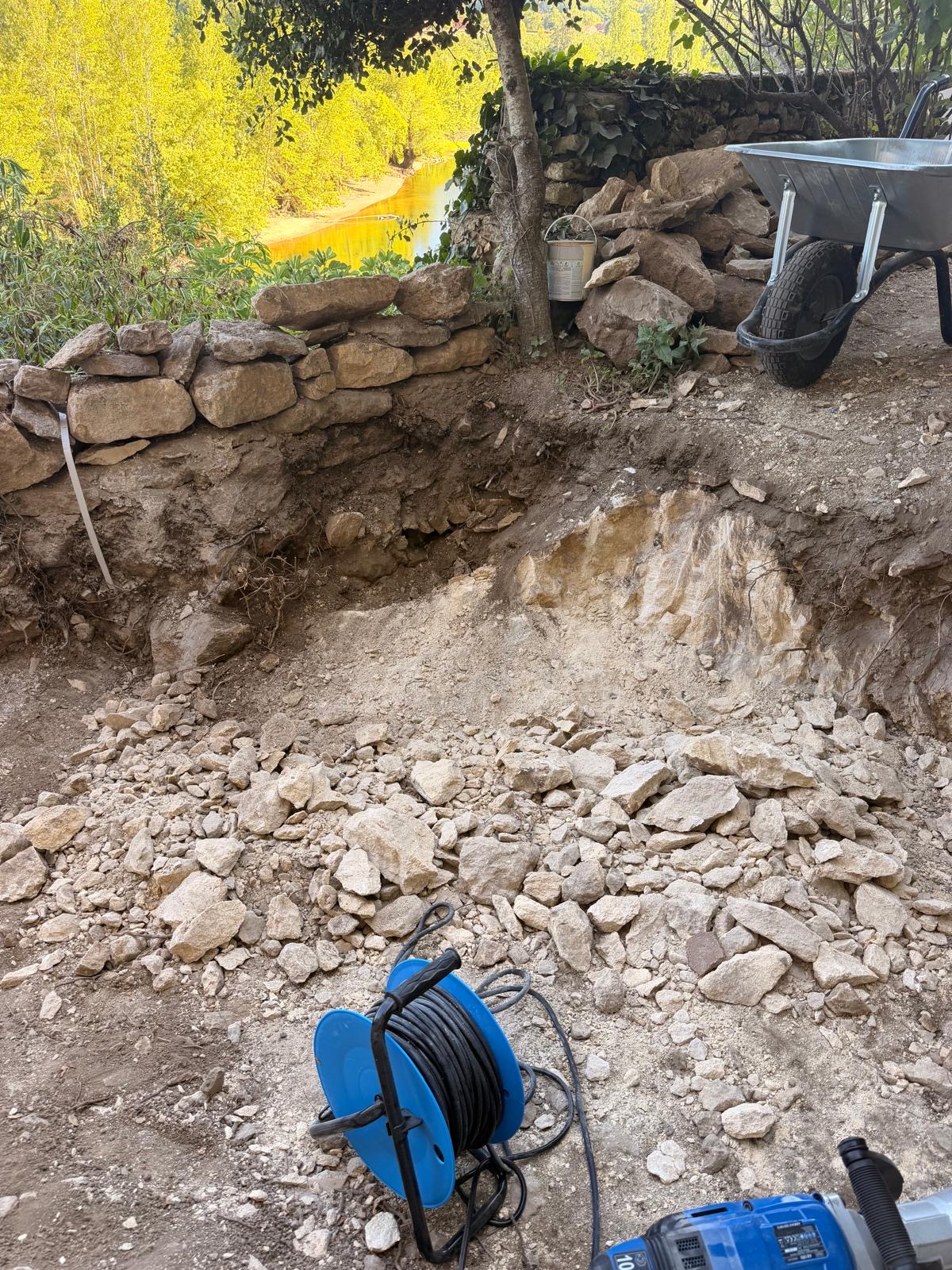 Rock excavation beside the dry stone wall above the Dordogne river